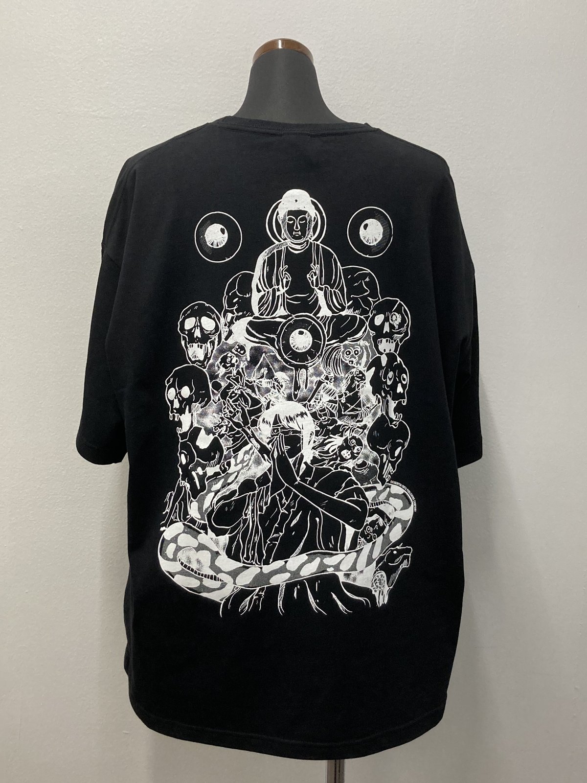 Tシャツ『桶の女』（KP13）【華倫変 没後20年追悼原画展】 | MOMOMO! STORE
