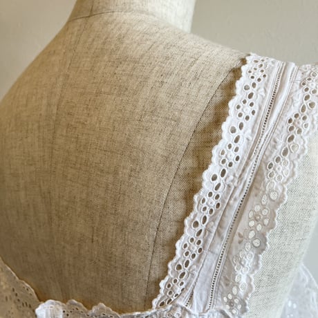 〈antique〉eyelet cotton onepiece
