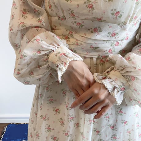 〈vintage〉 petit rose pattern shirring one-piece