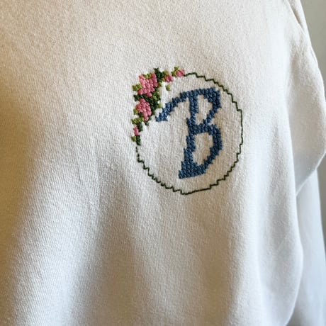 〈vintage〉made in USA / initial embroidery sweat