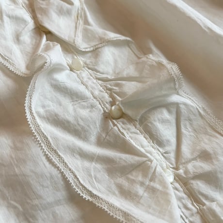 〈antique〉round collar cotton blouse