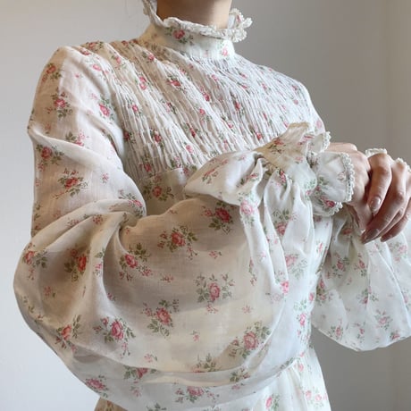 〈vintage〉 petit rose pattern shirring one-piece