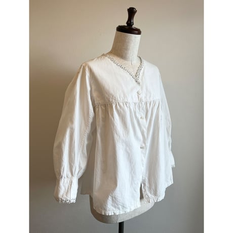 〈antique〉nocollar cotton blouse