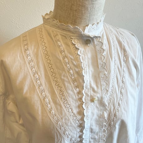 〈antique〉cotton blouse with initial embroidery