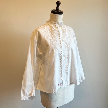 〈antique〉cotton blouse with initial embroidery