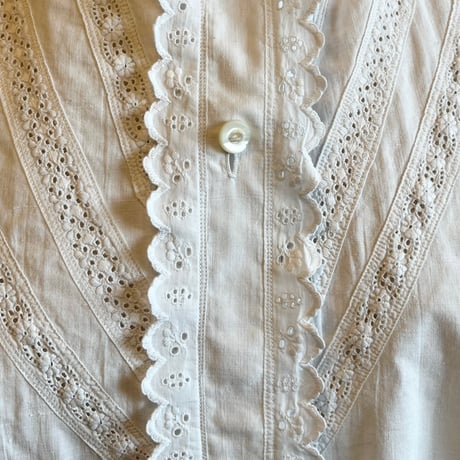〈antique〉cotton blouse with initial embroidery