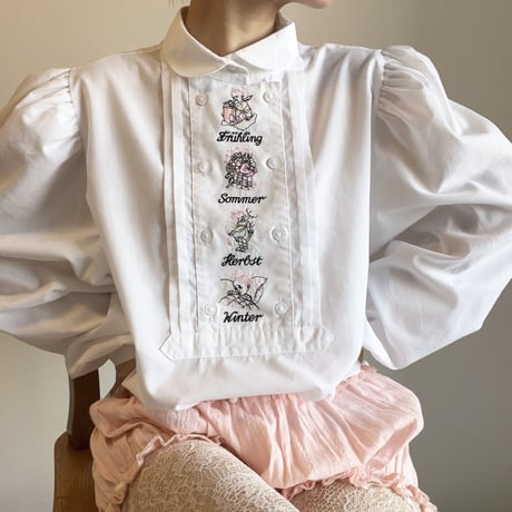 〈vintage〉four seasons embroidery blouse