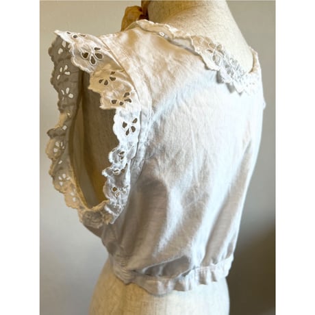 〈vintage〉eyelet sleeve tip blouse