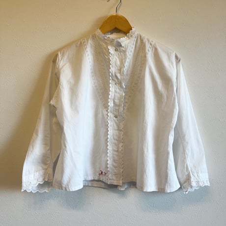 〈antique〉cotton blouse with initial embroidery
