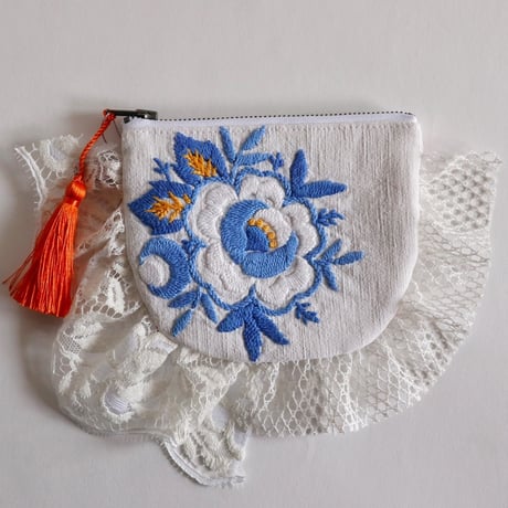 vintage embroidery poich "e"