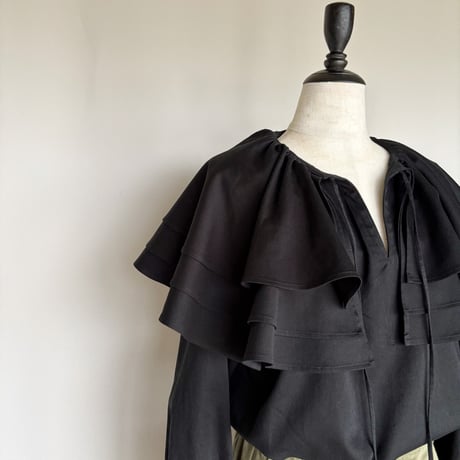 frill collar blouse (black)