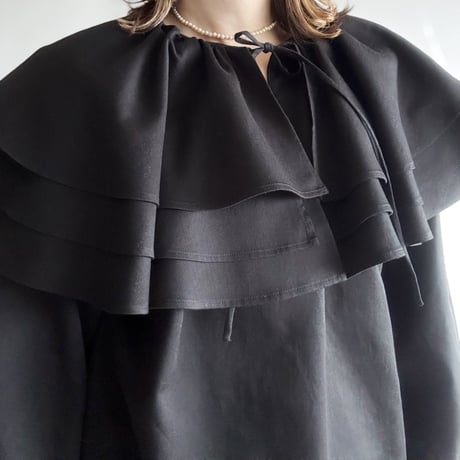 frill collar blouse (black)