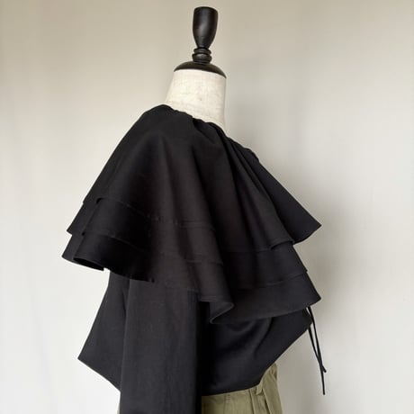 frill collar blouse (black)