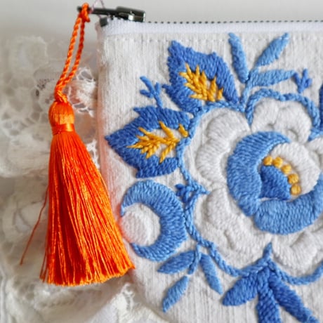 vintage embroidery poich "e"