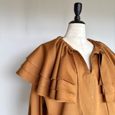 frill collar blouse (camel brown)