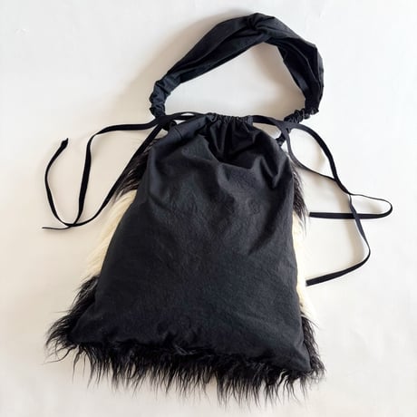 bicolor fur drawstring bag  （black & ivory)