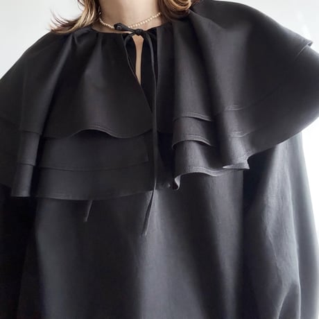 frill collar blouse (black)