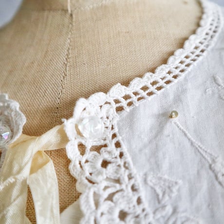 upcycle vintage embroidery collar