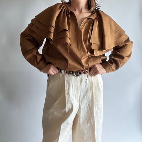 frill collar blouse (camel brown)