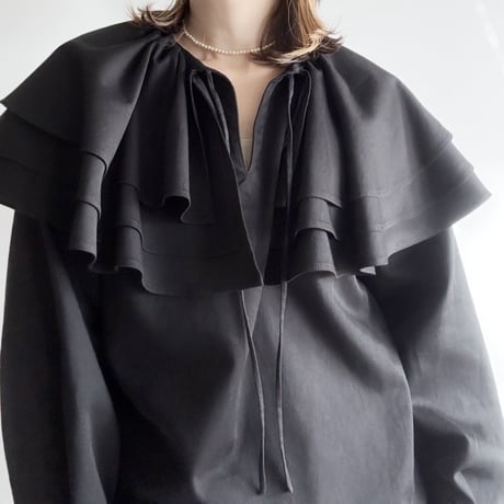 frill collar blouse (black)