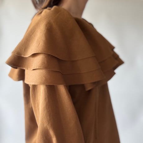 frill collar blouse (camel brown)