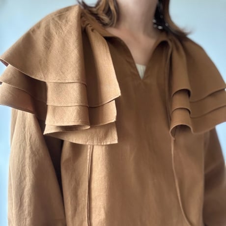 frill collar blouse (camel brown)