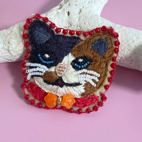 ポニーフック「猫とミモザ」手刺繍 ポニーフック「猫とミモザ」手刺繍
