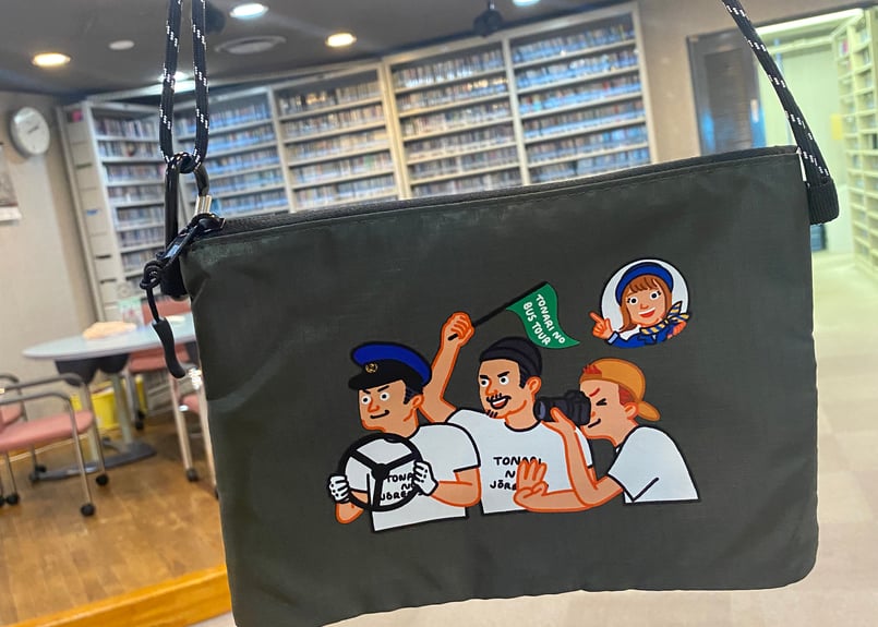 となりの常連さん」サコッシュ（バスツアーバージョン） | SBSラジオ STORE