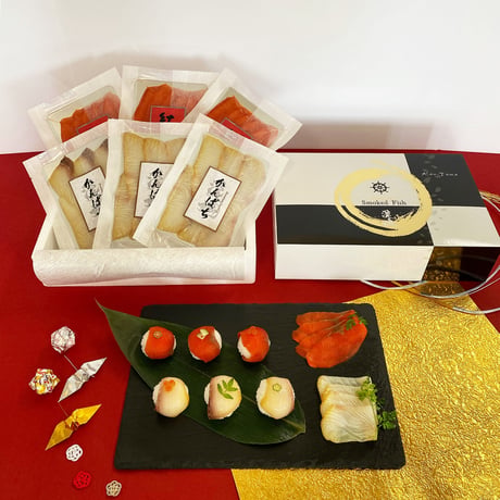 マルエイ水産　漢魂　紅白の饗宴熟成スモークセット（カンパチスライス4×紅鮭スライス）【串間市】