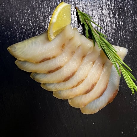マルエイ水産　漢魂　紅白の饗宴熟成スモークセット（カンパチスライス4×紅鮭スライス）【串間市】