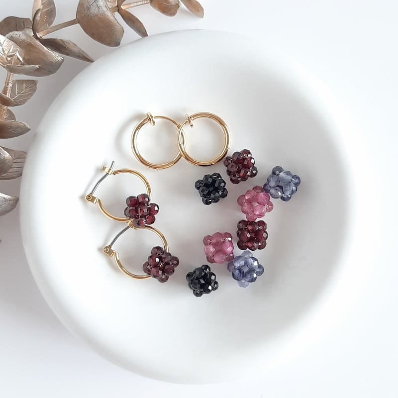 ベリーみたいな天然石の小ぶりフープピアス/イヤリング チタンポスト 