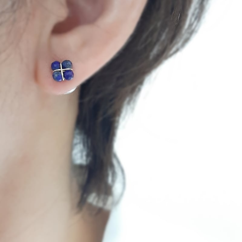 COCOSHNIK ラピスラズリ ピアス 耳元に咲く ラピスラズリのミニフラワー スタッドピアス /イヤリング