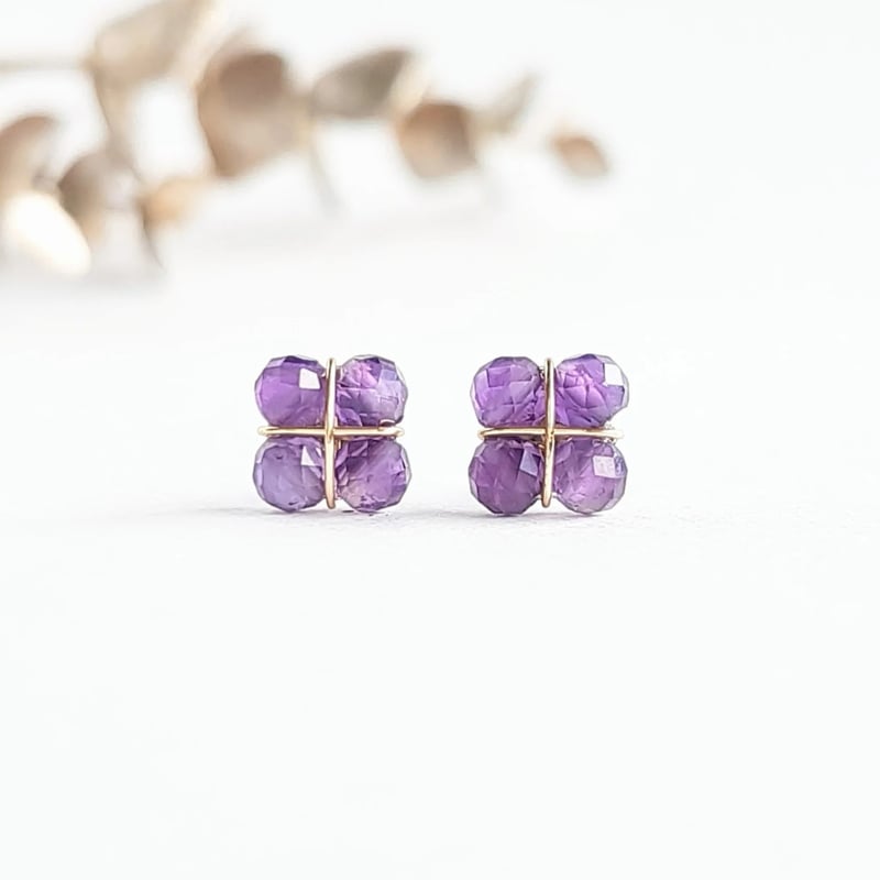 耳元に咲く アメジストのミニフラワー スタッドピアス /イヤリング
