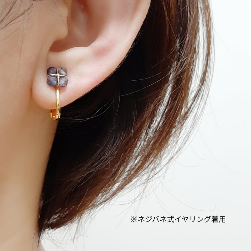 耳元に咲く アイオライトのミニフラワー スタッドピアス 耳元に咲く アイオライトのミニフラワー スタッドピアス
