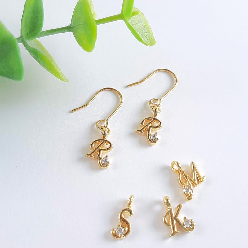 片耳ずつ選べる イニシャル ピアス サージカルステンレス製