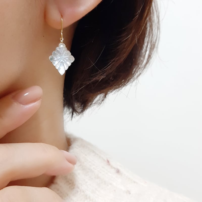 数量限定 クリスタル&シェル ローゼンジカービング ピアス/イヤリング