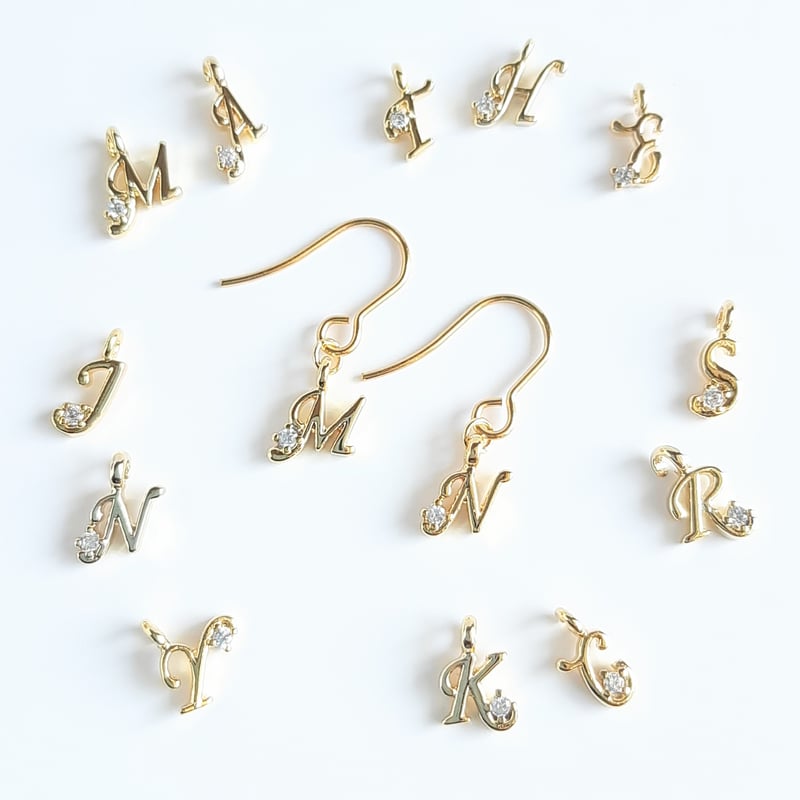 片耳ずつ選べる イニシャル ピアス サージカルステンレス製フック