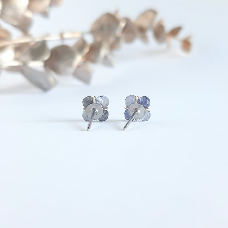 耳元に咲く グリーンアベンチュリンのミニフラワー スタッド