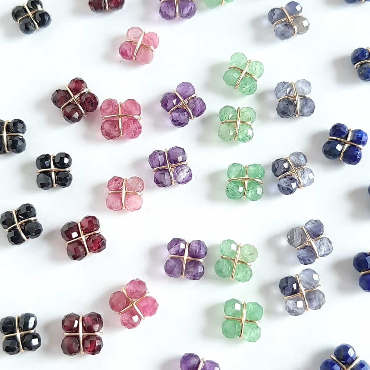 ちか☺︎ フラワー型アベンチュリンピアス　イヤリングに変更可能☺︎ 揺れる小花 アベンチュリンのミニフラワー ピアス /イヤリング 14kgf