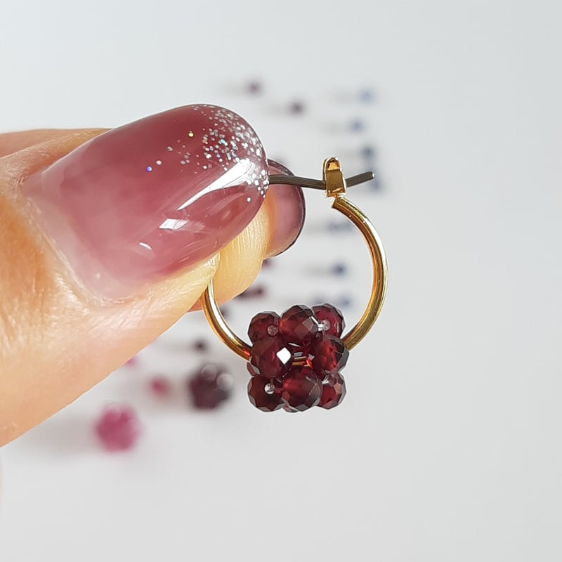 ベリーみたいな天然石の小ぶりフープピアス/イヤリング チタンポスト