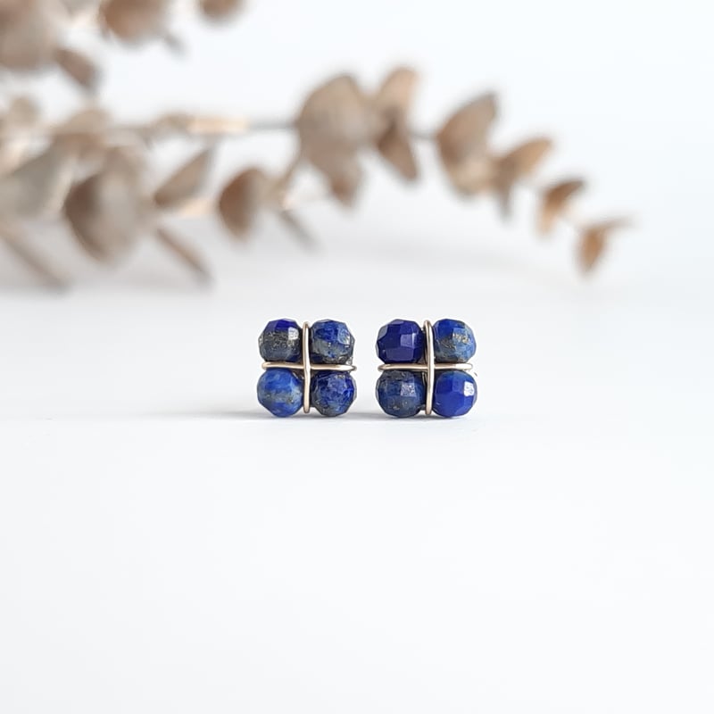 耳元に咲く ラピスラズリのミニフラワー スタッドピアス /イヤリング