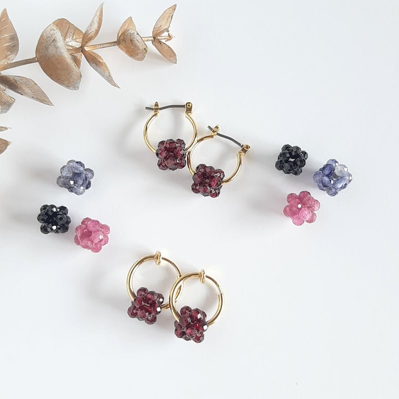 ベリーみたいな天然石の小ぶりフープピアス/イヤリング チタンポスト