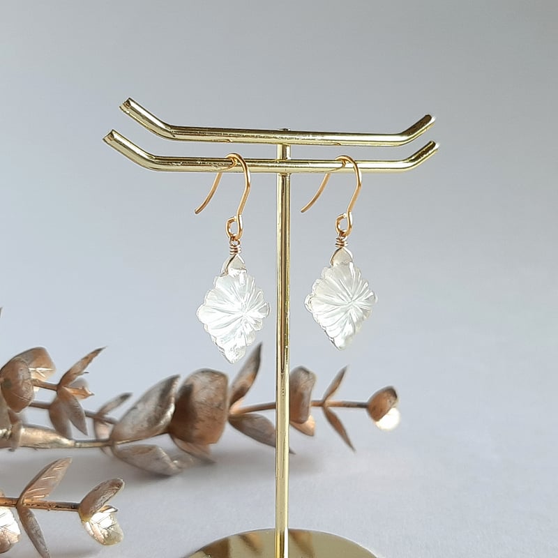 数量限定 クリスタル&シェル ローゼンジカービング ピアス/イヤリング