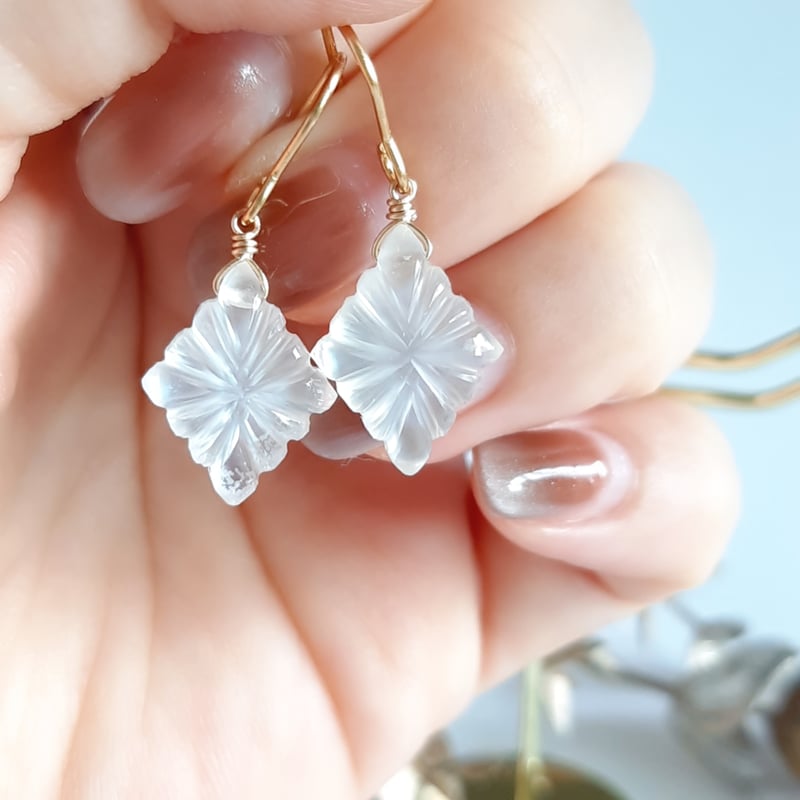 数量限定 クリスタル&シェル ローゼンジカービング ピアス/イヤリング