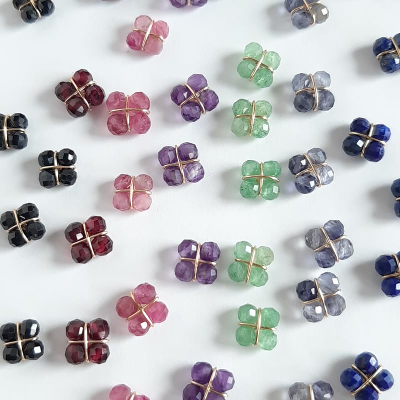 耳元に咲く グリーンアベンチュリンのミニフラワー スタッド