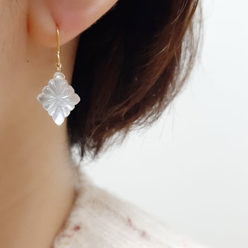 数量限定 クリスタル&シェル ローゼンジカービング ピアス/イヤリング