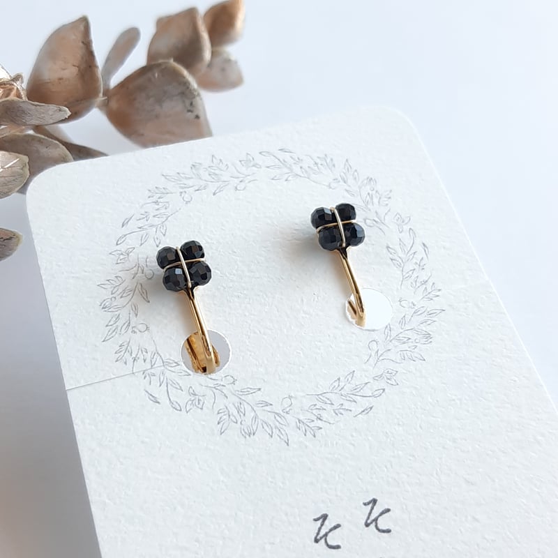 耳元に咲く スピネルのミニフラワー スタッドピアス /イヤリング 耳元に咲く スピネルのミニフラワー スタッドピアス /イヤリング