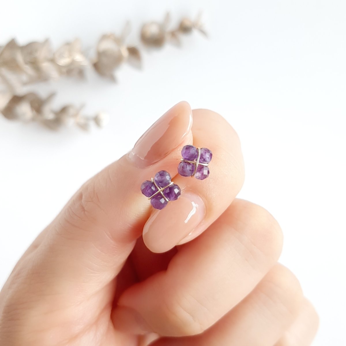 耳元に咲く アメジストのミニフラワー スタッドピアス /イヤリング