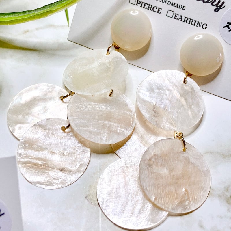 天然シェルのロングピアス | Riry