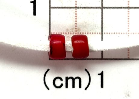 濃赤　ホワイトハーツ　2個　　5mm 　NO.1596　現品
